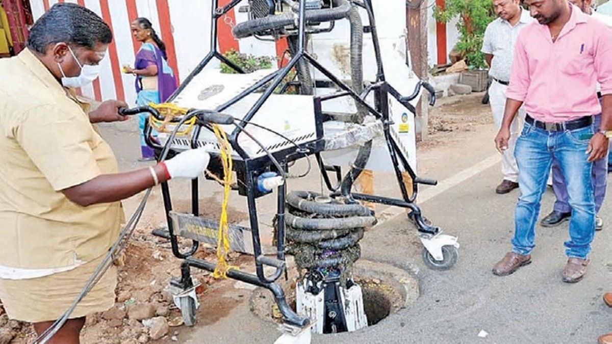thatsTamil's tweet card. Coimbatore robot powered underground drainage cleaning, and sewer blockage removal using robotic machines in Kovai