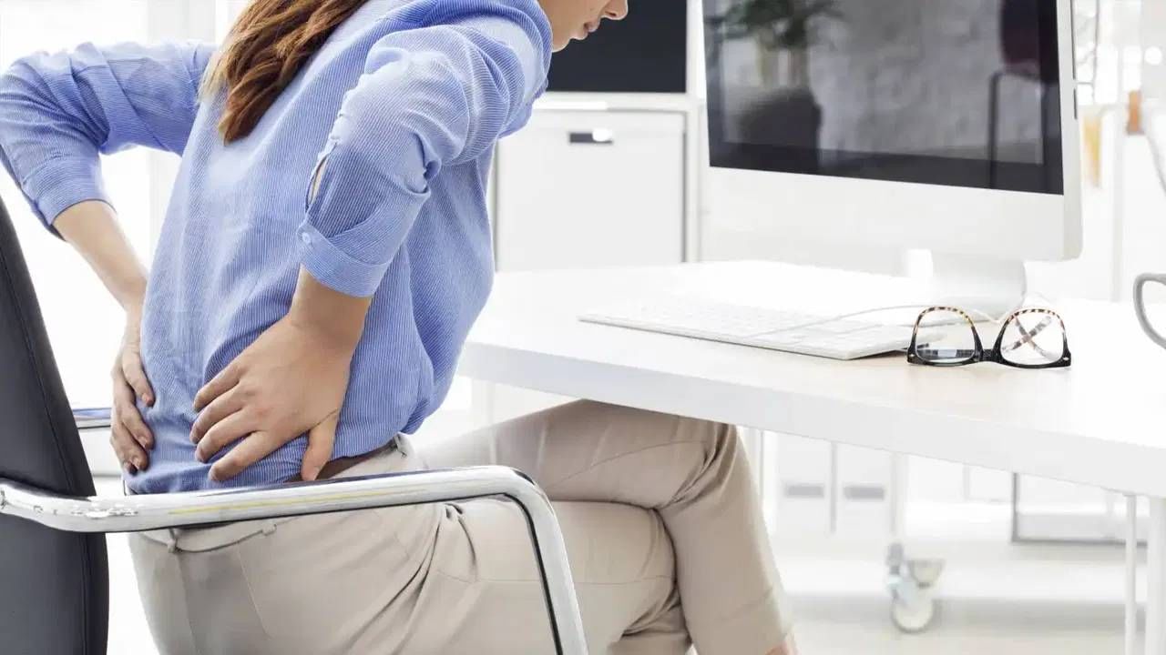 TV9Marathi's tweet card. 6 ते 8 तासांपेक्षा जास्त एका जागी बसल्यामुळे किंवा शारीरिक हालचाल न झाल्यामुळे हृदय व रक्तवाहिन्यासंबंधी रोग हृदयविकाराचा झटका, स्ट्रोक आणि उच्च रक्तदाबाचा धोका वाढतो. इन्सुलिन प्रतिरोधक आणि टाइप 2...