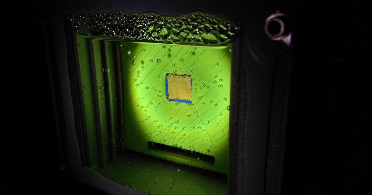 TechGearGR's tweet card. Ένα «τεχνητό φύλλο» από το University of Cambridge που αξιοποιεί το φως του Ήλιου για να μετατρέπει το διοξείδιο του άνθρακα σε καθαρή, αξιοποιήσιμη ενέργεια.