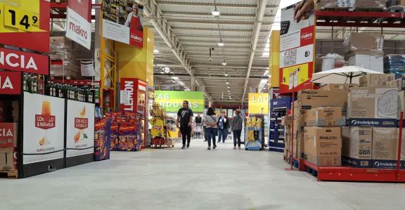 RADIOBRISAS's tweet card. Desde la Cámara Argentina de Distribuidores y Autoservicios Mayoristas (CADAM) aseguraron que existen "costos ocultos" que elevan el nivel de dificultad a la hora de invertir y sostener sus negocios.