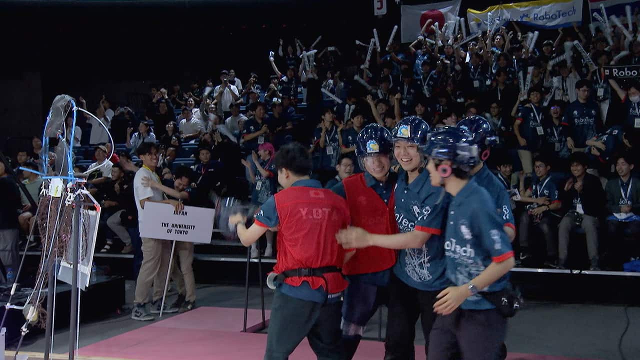 UTRoboTech's tweet card. 【NHK】ＡＢＵロボコン、今年の開催地は大草原が広がるモンゴル。世界の学生が集結し、手作りロボット“世界一”の称号をかけて戦う。テーマはバスケットボール。ロボットがドリブル、パス、そしてシュート！日本代表・東京大学チームは最難関のダンクシュートができるロボット作りにこだわった。開催国のプライドをかけ挑むモンゴルや、連覇をかけ気合いが違う香港など、世界の強豪が立ちはだかる。日本は世界一をつかめ...