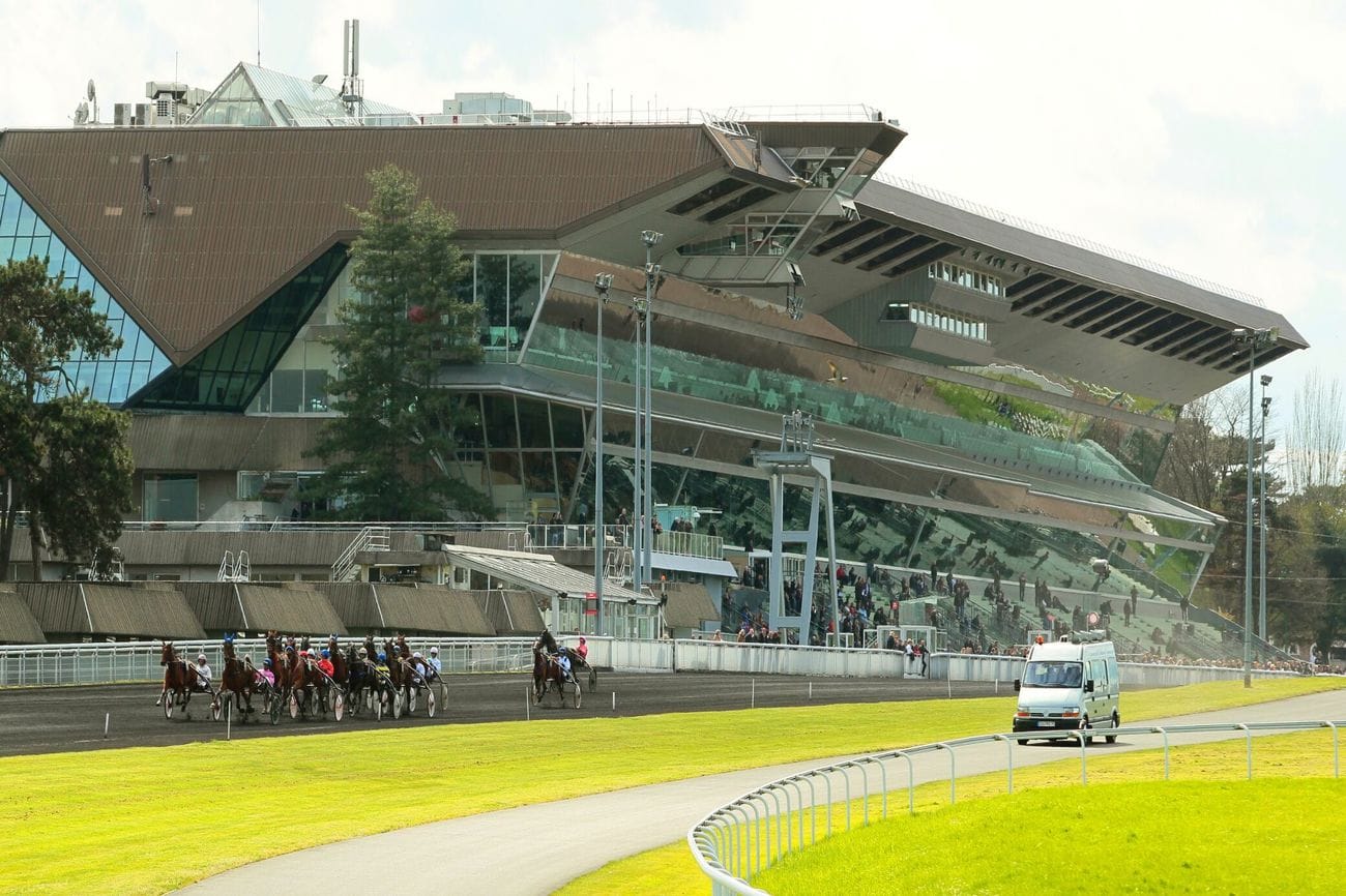 ManuTurf's tweet card. Nous vous présentons notre sélection pour la réunion de ce Mardi à Vincennes sur ManuTurf. pronostics du 28/10/2025.