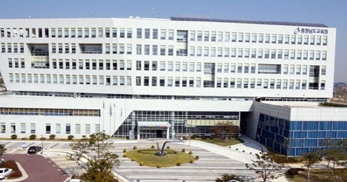 OhmyNews_Korea's tweet card. 충남도교육청이 이한복 당진교육지원청장(아래 교육장)을 지난 28일자로 직위 해제했다. 이 교육장이 임명된 지 28일 만이다.29일 충남도교육청은 김지철 교육감 직권으로 이 교육장의 직위를 해제했다고 밝혔다. 앞서 충남도경찰청