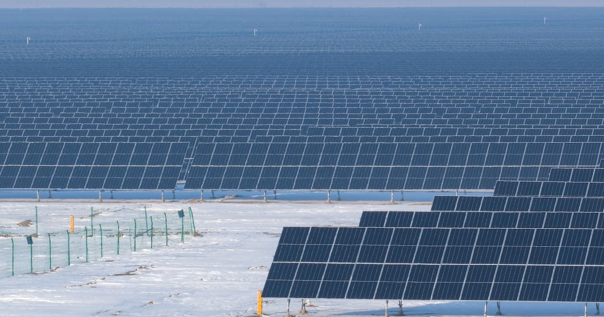 VQuaschning's tweet card. Solarparks und Windräder haben im ersten Halbjahr weltweit mehr Strom geliefert. Das geht aus einer neuen Studie hervor. Forscher sehen den Beginn einer neuen Energieära.