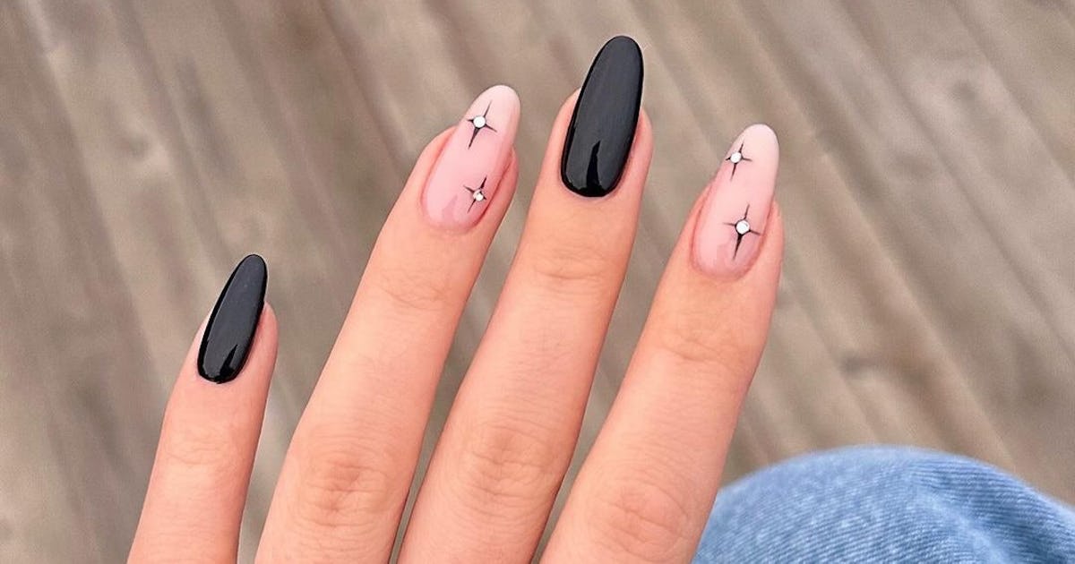 Design__agent's tweet card. From simple studded stars to sparkly firework nail art, here are New Year's Eve nail design ideas for 2023 that are equal parts festive and chic.