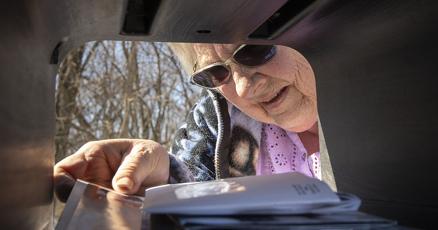 frednewspost's tweet card. To see just how bad her mail service has been lately, Chris Gregory conducted a simple experiment.