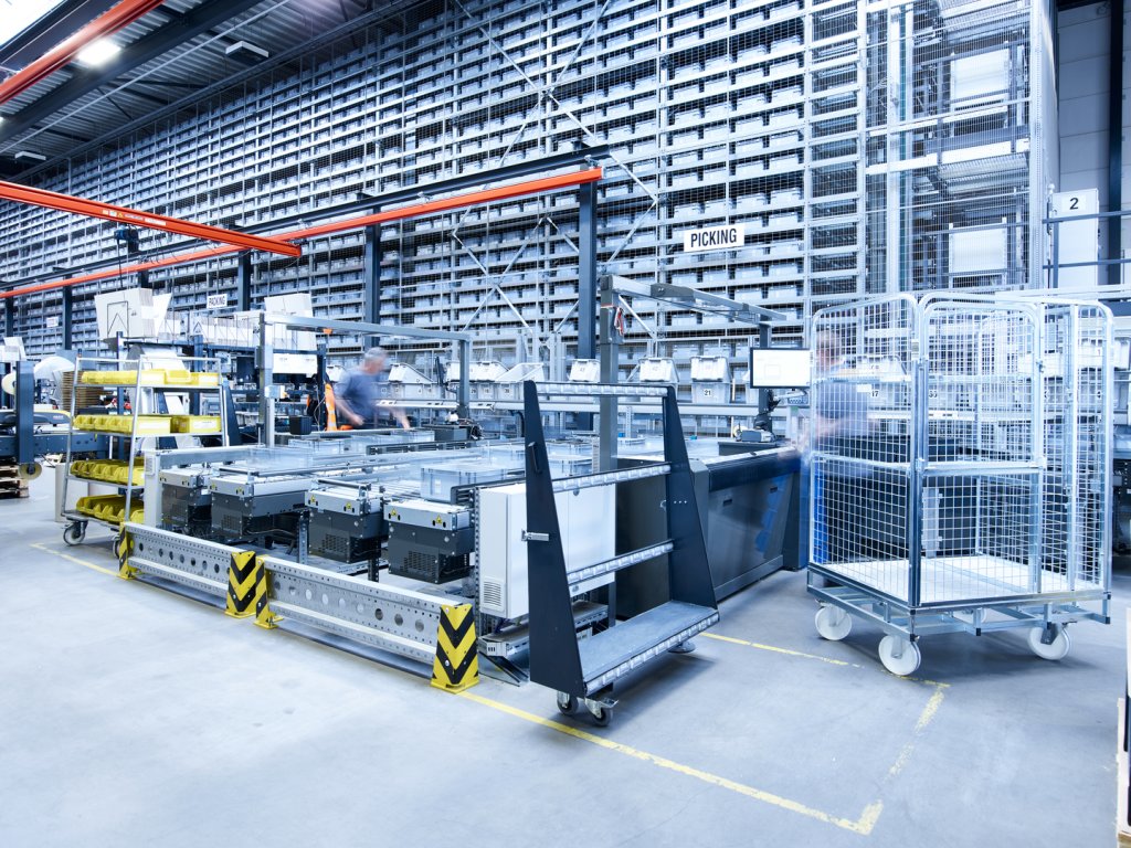 KNAPP_AG_de's tweet card. Terberg installs the OSR Shuttle storage system for production supply. The new solution provides maximum flexibility and efficiency.