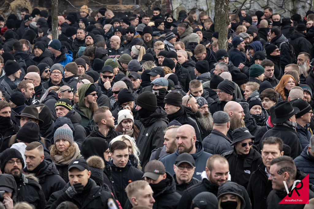 VersaRed_Foto's tweet card. 2025.02.15 Dresden - Rechtsextremer Trauermarsch zum 80. Jahrestag...