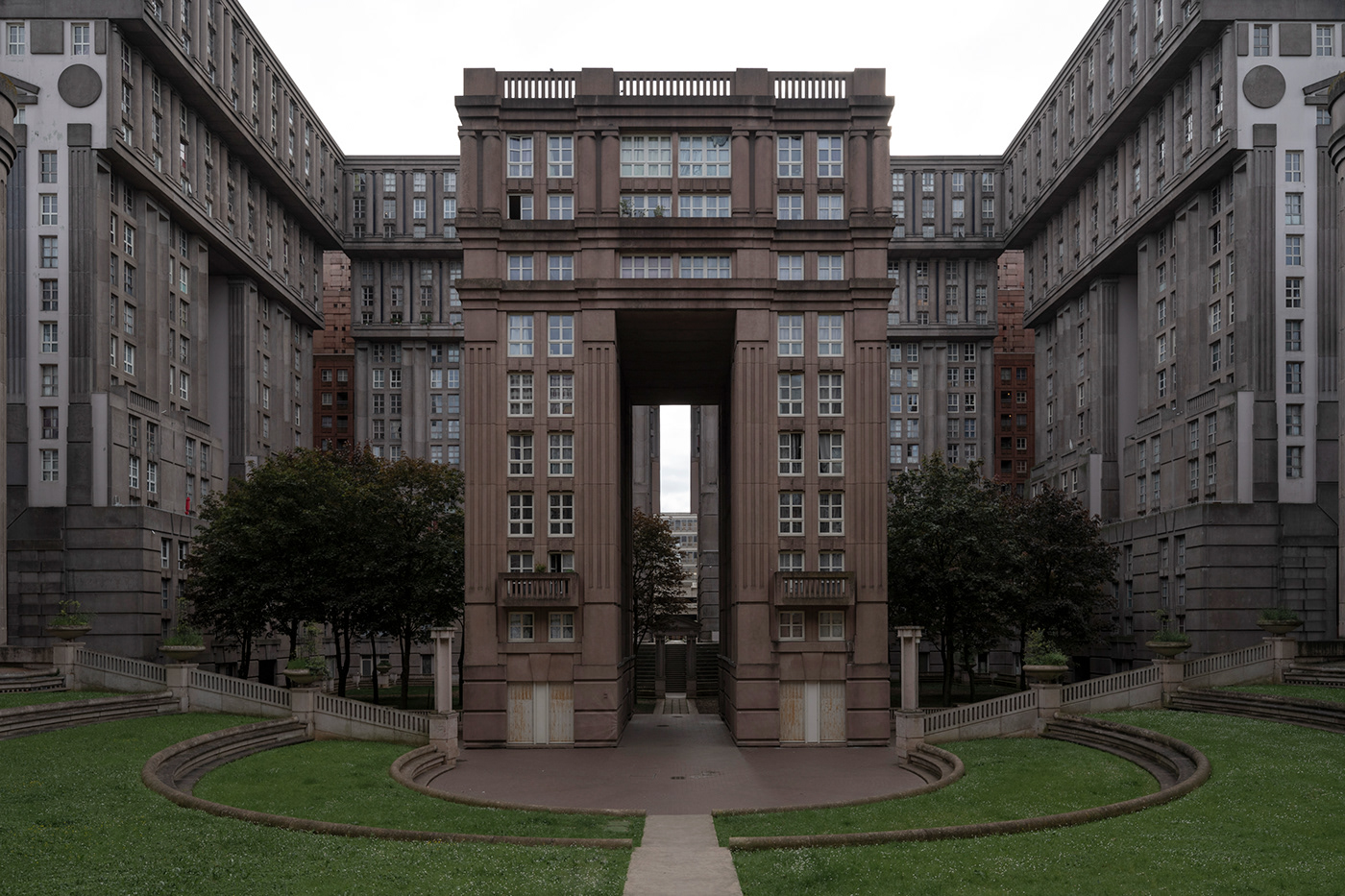 _spacemakers_'s tweet card. Les Espaces d'Abraxas, Noisy-le-Grand | R.Bofill