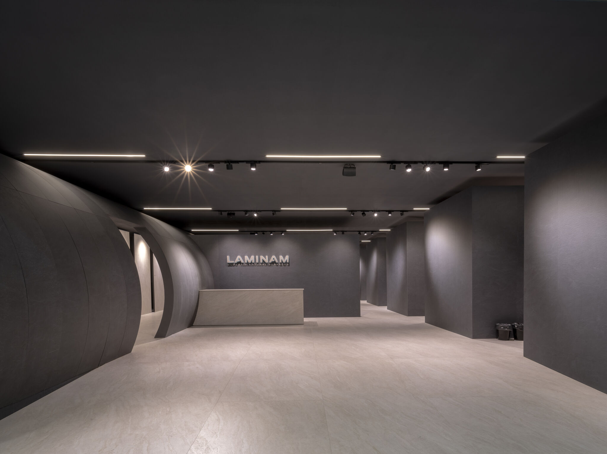 Focuspiedra's tweet card. Inspirada, como siempre, en las tonalidades de la naturaleza, la visión creativa de Laminam revela todo su potencial en Cersaie 2025 con nuevas colecciones, acabados y colores que exponen abiertame...