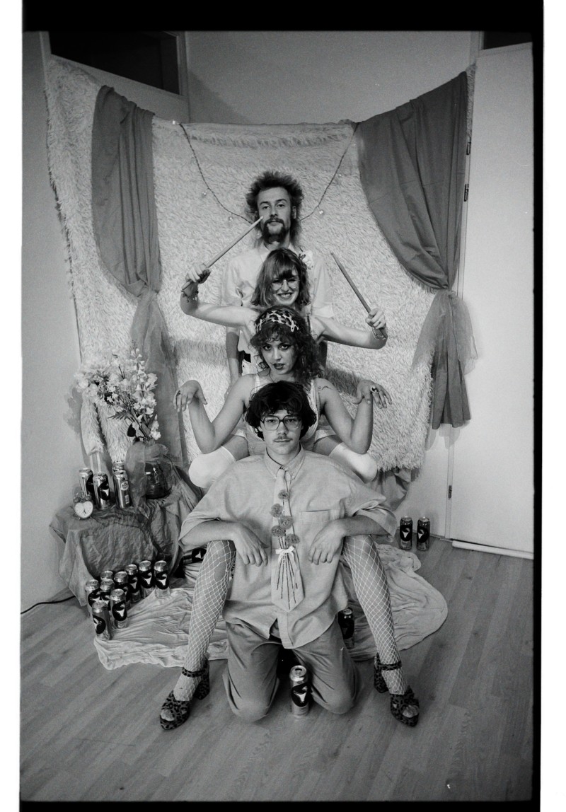 gig_next's tweet card. HILVERSUM – Mensen die al een bepaalde leeftijd hebben bereikt leerden vaak nieuwe muziek kennen via de radiozenders Hilversum 1, Hilversum 2 en popzender Hilversum 3. Vaak mainstream, maar soms oo…