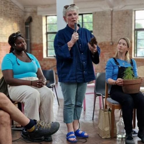 lou_romain_'s tweet card. LUCY