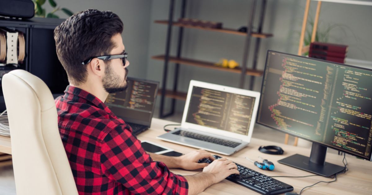 GeekflareHQ's tweet card. Do you need a better way to manage your source code? Check out these great options for source code management tools!