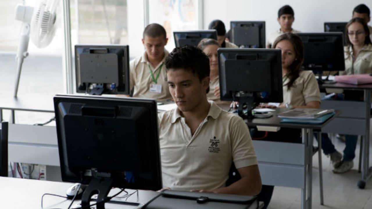 ParquesoftBuga's tweet card. Tanto las autoridades como los empresarios han mostrado su preocupación por la falta de profesionales en ramas como sistemas y telecomunicaciones.