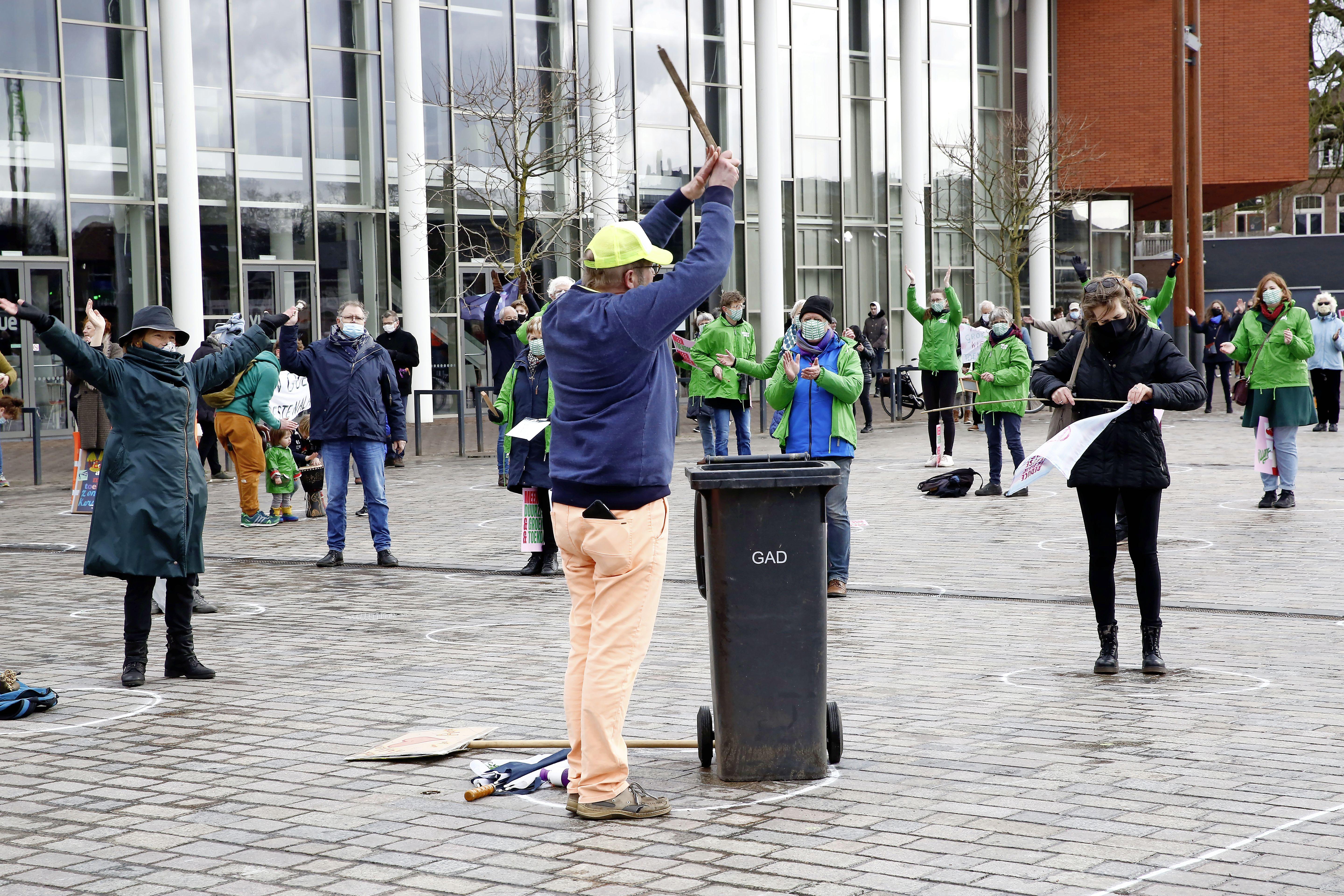 KlimaatmarsG's tweet card. In Hilversum vond zondagmiddag het Goois Klimaatalarm plaats. Ruim 150 deelnemers waren eerst stil en maakten vanaf drie uur flink geluid. De initiatiefnemers wilden Nederland oproepen om de komende...