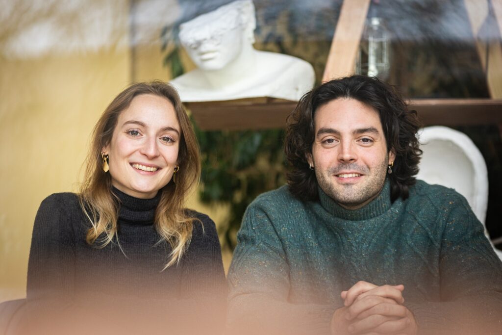 Mas_Escena's tweet card. El Teatro de La Abadía presentó el pasado 23 de abril A fuego, el cuarto proyecto de la compañía La Bella Otero con la presencia de su autor, codirector y único intérprete Pablo Macho Otero y de la...