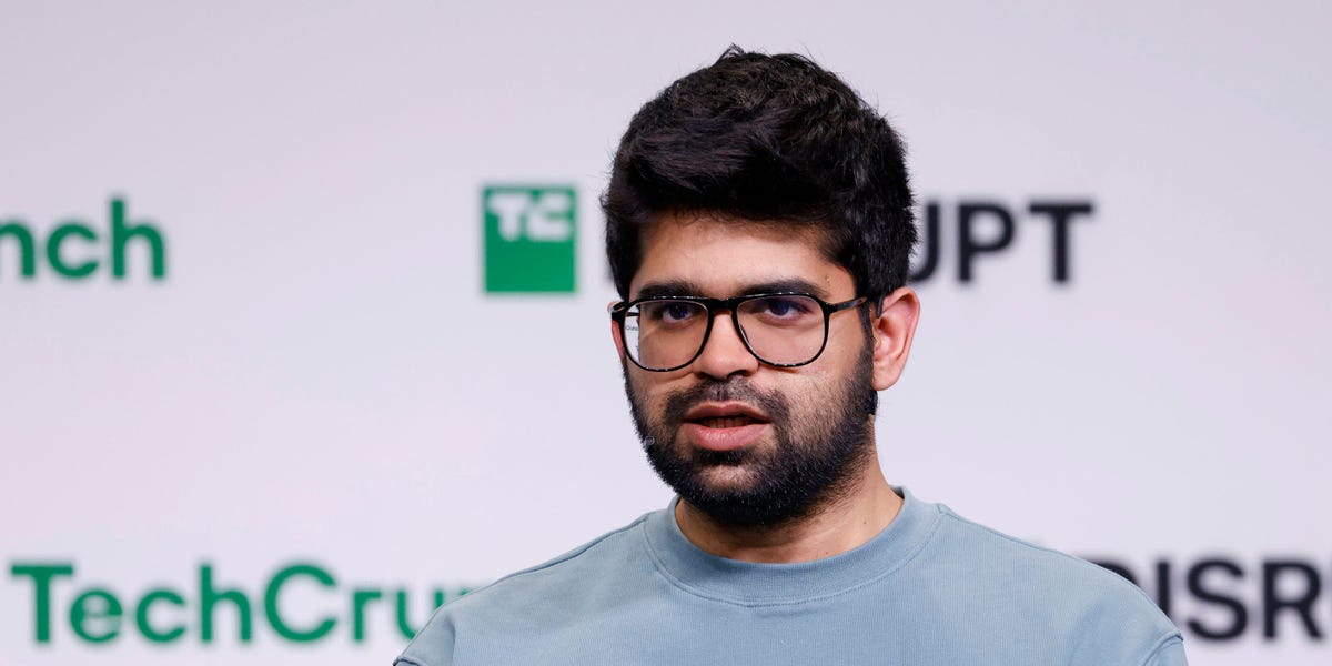 moo_hax's tweet card. 300 founders and investors in the audience at Cerebral Valley were asked which startup valued at more than a billion dollars they would bet against.