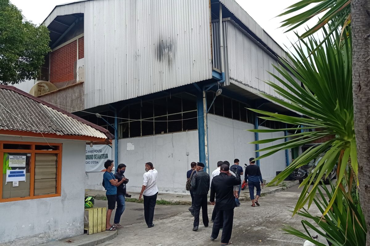 antaranews's tweet card. Petugas Unit Reserse Kriminal Polsek Cakung mendalami informasi dugaan bantuan sosial terbengkalai di salah satu gudang penyimpanan di Kawasan Industri ...