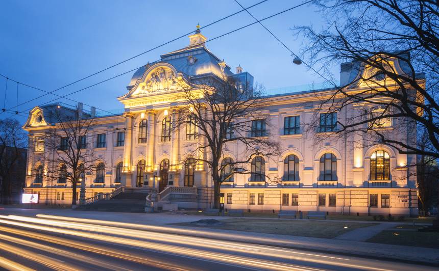 PortalsSanta's tweet card. Šodien apmeklētājiem nav pieejams Latvijas Nacionālais mākslas muzejs, kas ticis uz īsu laiku slēgts stipro lietavu dēļ.