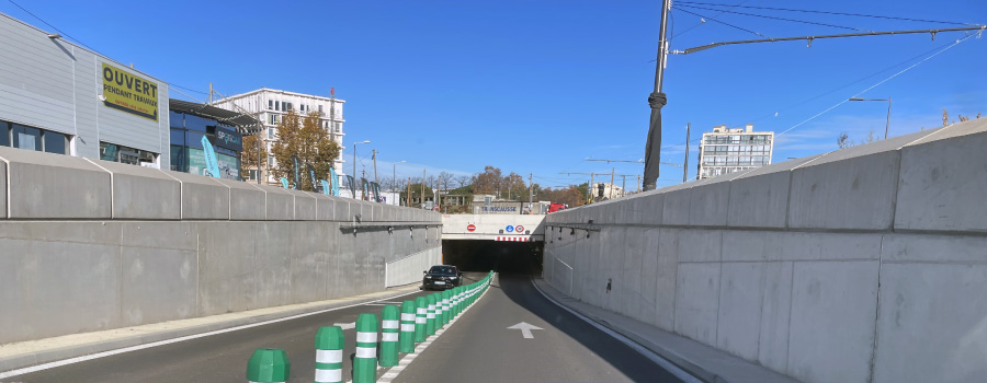 coursdecode's tweet card. Explorez le rôle des balises de signalisation routière : types, utilités et codification pour une conduite sécurisée. Parfait pour les futurs conducteurs !