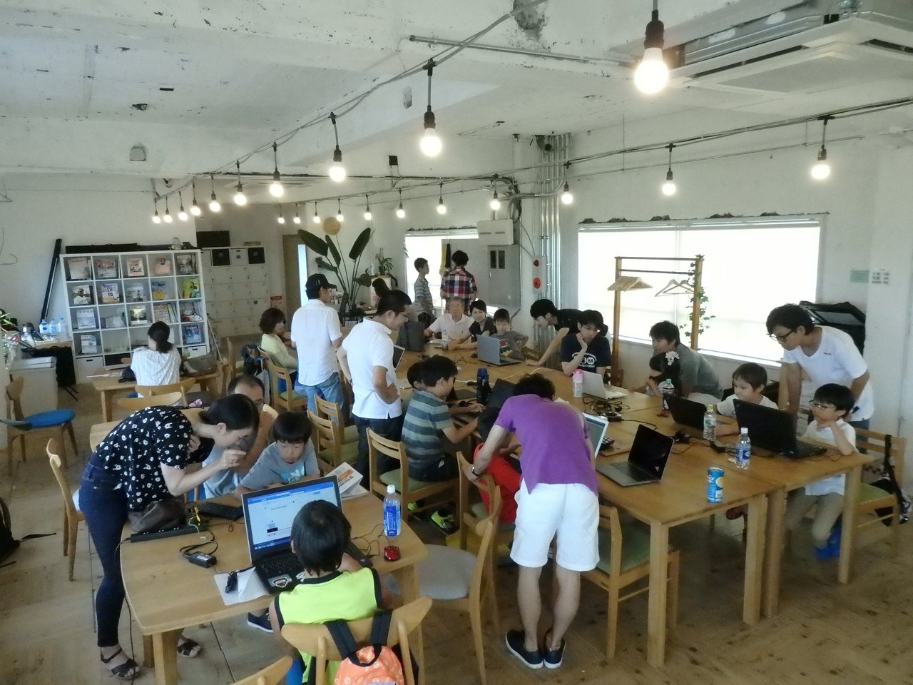 CoderHirakata's tweet card. CoderDojoとは小学生・中学生・高校生などの7歳〜17歳までのこどもたちを対象とした無料のプログラミングワークショップです。 普段仕事でプログラムしている大人（メンター）がサポートします。課題やカリキュラムをこなすのではなく、みんなが作りたい・作ってみたいものをメンターや仲間たちと自由にプログラミングしていくワークショップです。 プログラミングが大好きな男の子・女の子たちをお待ちしてい...