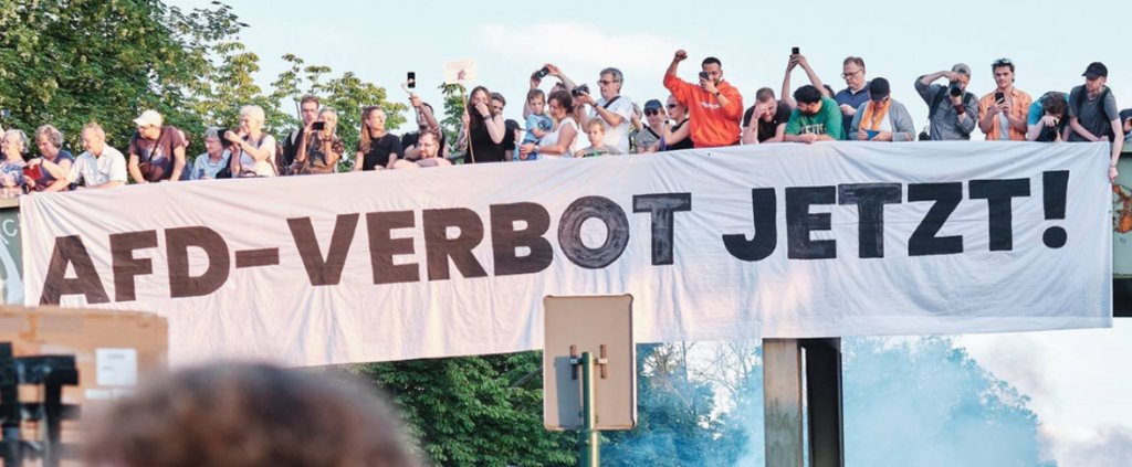 SannyXXblue's tweet card. Das Gutachten des Bundesamtes für Verfassungsschutz ist unmissverständlich: Die AfD ist bundesweit „gesichert rechtsextremistisch“.* Diverse Expert*innen, Sozialwissenschaftler*innen und...