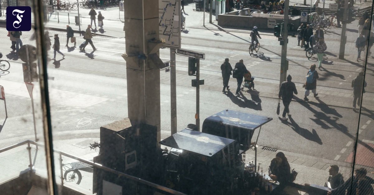 DPolGHH's tweet card. Frankfurts Innenstadt kämpft mit Problemen wie Kriminalität und Müll. Nun geben Zahlen erstmals Einblick in die Statistik der Tatverdächtigen. Warum die „Stadtbild“-Debatte gerade dort geführt werden...