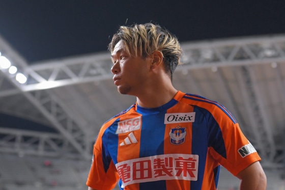 foot_ch's tweet card. 明治安田J1リーグ第36節が11月8日に行われ、アルビレックス新潟は敵地で湘南ベルマーレと対戦した。すでにJ2降格が決まっているチーム同士の一戦に、新潟は2-5で惨敗。試合後、キャプテンの堀米悠斗が取材エリアに現れると、魂の叫びを残していった。