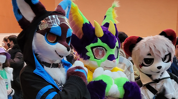 game_meca's tweet card. 혹시 '퍼리'라는 단어를 알고 계신가요? 간단히 정의하면 '수인'이라 할 수 있는데요, 그 중에서도 특히 털로 살짝 뒤덮여 복슬복슬하고 귀여운 캐릭터들을 통칭합니다. 게임을 포함한 서브컬처에서 많이 등장하는데, 11일 일산 킨텍스 1전시장에서 국내 퍼리 팬덤을 위한 창작과 교류의...