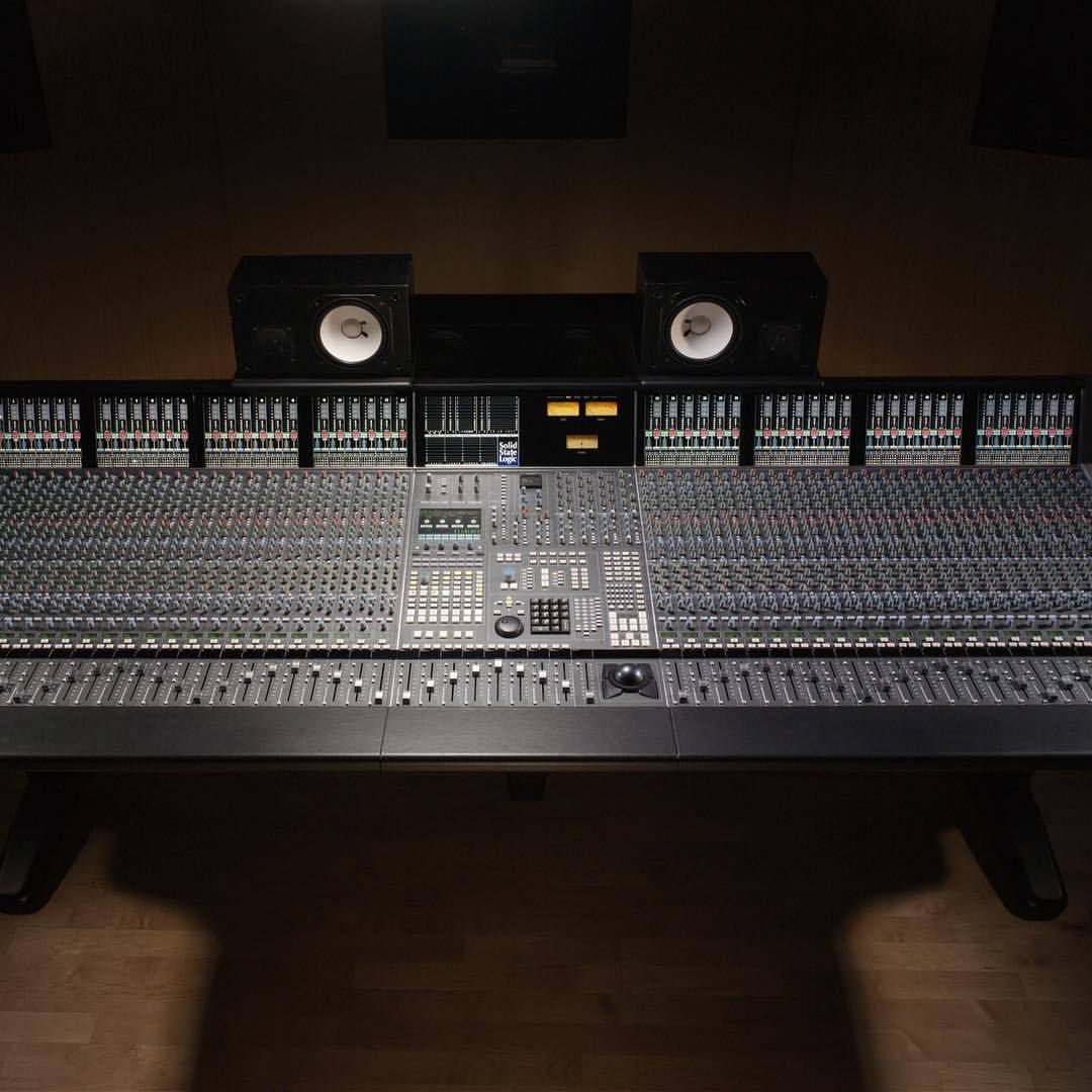 FrequentSamples's tweet card. 💬 0  🔁 2  ❤️ 3 · Anyone name the desk? 😏 one of our favs! #Dj #musicians #logicpro #protools #cubase #beats #musicians #musicproducer #musicproducerlife #music #musiclife #blog #ableton #dance #…