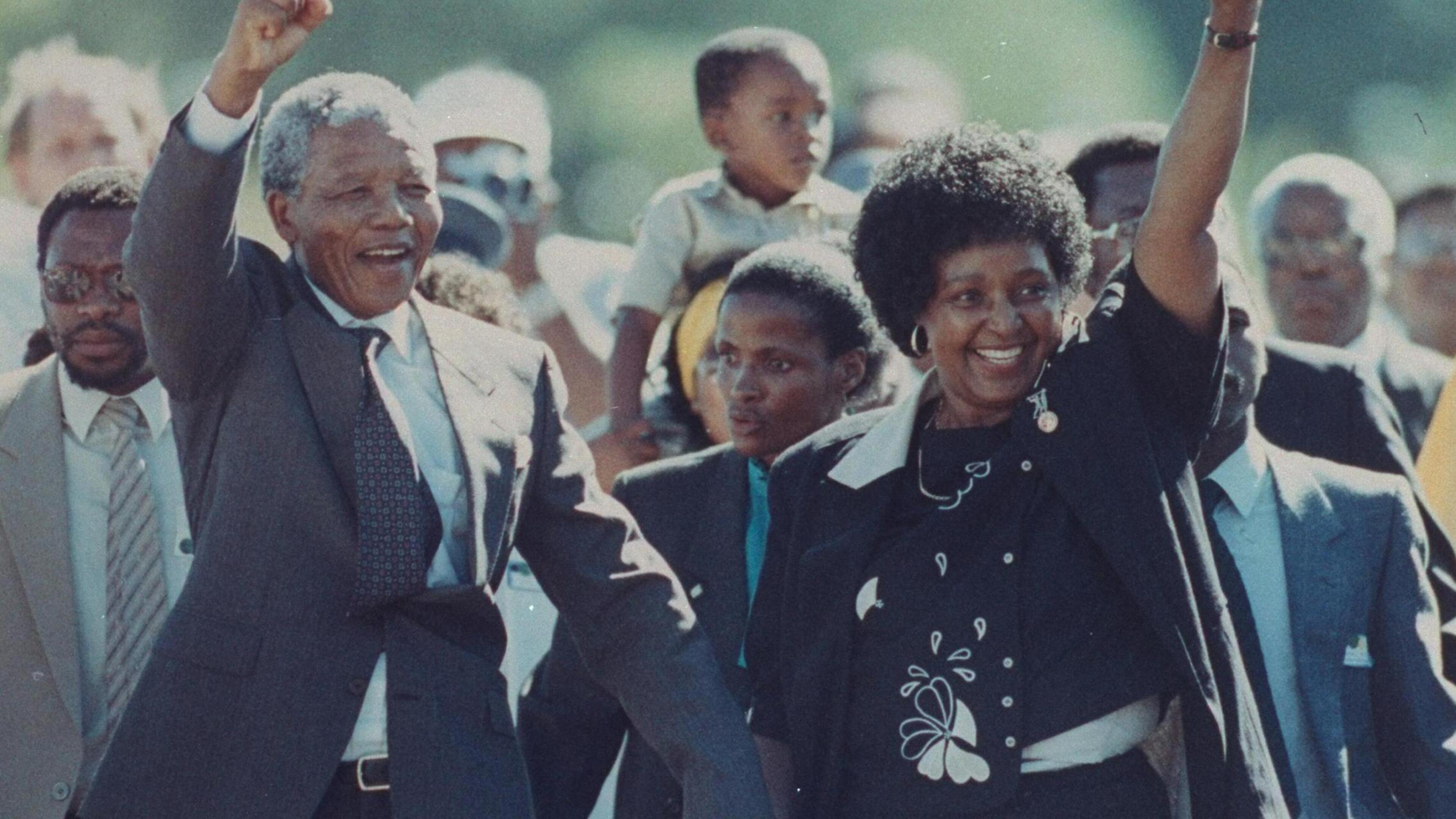 peteraspeslagh's tweet card. Vandaag 11 februari is het 35 jaar geleden dat de Zuid-Afrikaanse anti-apartheidsstrijder en ANC-leider Nelson Mandela vrijkwam na 27 jaar gevangenschap, waarvan 18 jaar op Robbeneiland. Van daar...