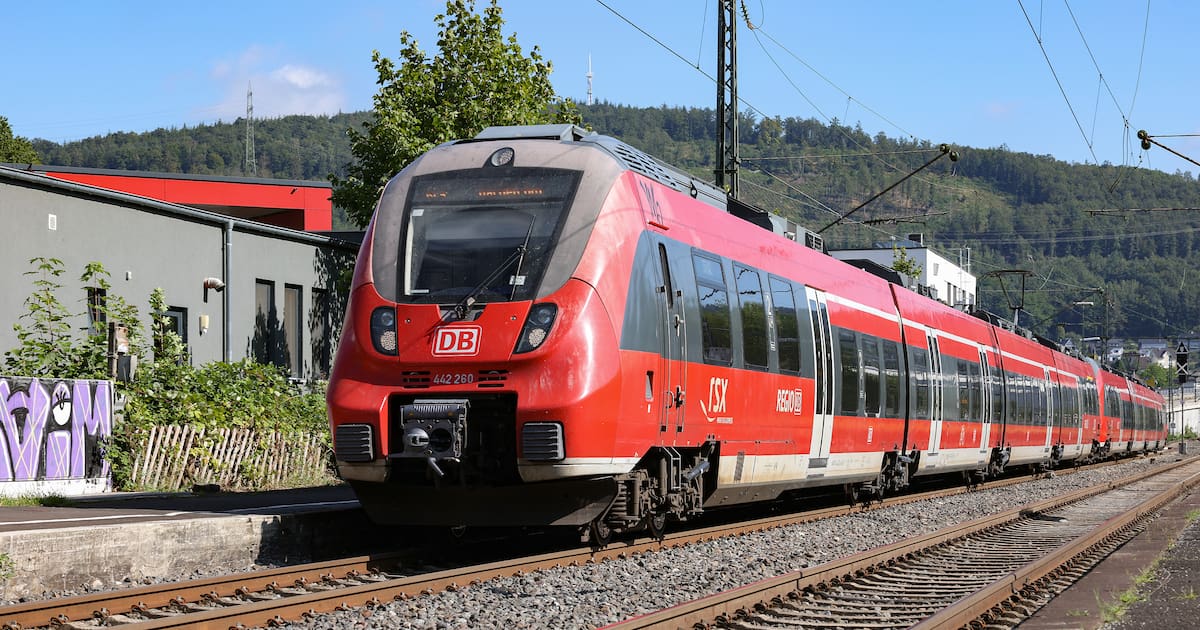 SiegenerZeitung's tweet card. Baustellen, Buslinien-Änderungen, Vollsperrungen – in Siegerland, Wittgenstein sowie den Kreisen Olpe und Altenkirchen ist immer irgendwo was los. Im SZ-Verkehrsticker halten wir Sie über das...