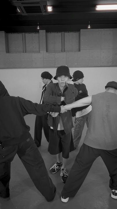 jun101_2525's tweet card. 「Black and White」Official Dance Practice本日21:00〜プレミア公開！