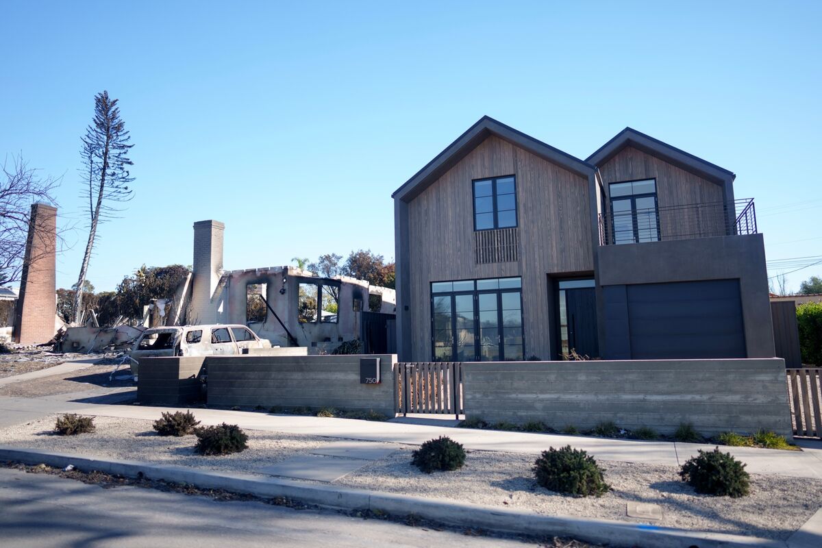 kristoncapps's tweet card. In Pacific Palisades and Malibu, some houses with fire-resistant designs remained standing amid neighborhoods of destruction.