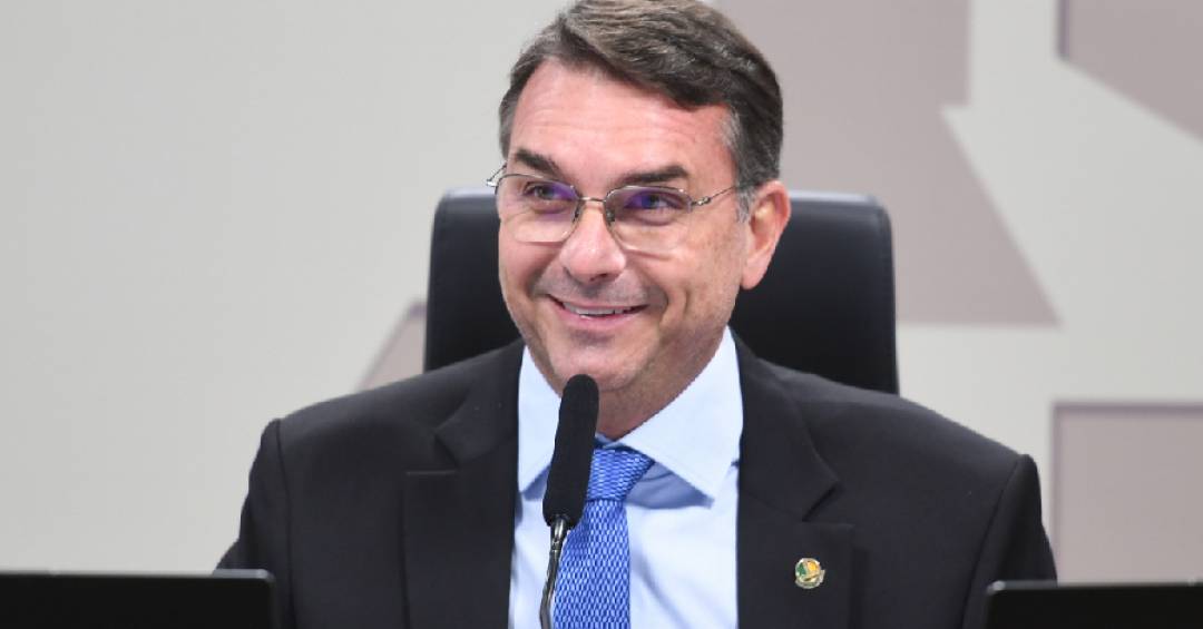 VEJA's tweet card. 'Não gostaria de passar alguns meses aqui nos ajudando?', pergunta senador em post do secretário de Defesa, Pete Hegseth, com embarcação explodida no Pacífico