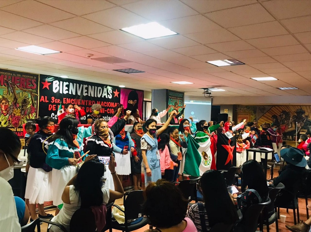 ProgIntl_pt's tweet card. Tessy Schlosser da Progressive International (Internacional Progressista) entrevista Maricela Mejía, uma líder feminista e indígena que ajudou a organizar o Terceiro Encontro Nacional de Mulheres do...