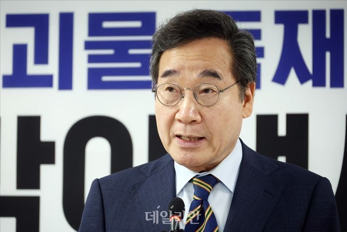 tttimewind's tweet card. 이낙연 새미래민주당 상임고문이 검찰의 대장동 항소 포기와 관련해 "이번 항소 포기는 향후 공소취소의 준비 또는 예고편 같다"고 말했다.﻿ 이낙연 상임고문은 10일 페이스북에 "항소포기의 경위에 대한 법무