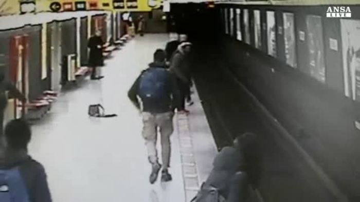 CosimoSammarco's tweet card. Passeggero sente le urla della madre e lo salva (ANSA)