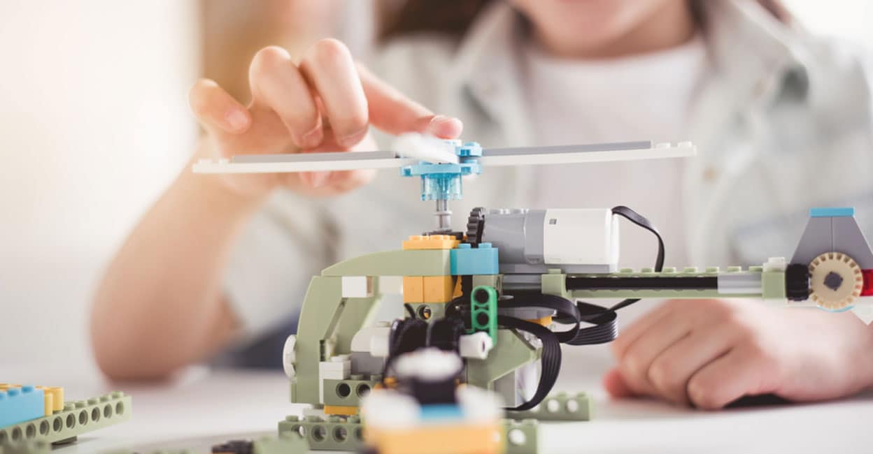 manoramaonline's tweet card. ഇലക്ട്രിക് ബ്രഷ് ഉപയോഗിച്ചിട്ടുണ്ടോ? ഇത്തിരി കുഞ്ഞൻ ബ്രഷിന് ഉള്ളിൽ നിന്ന് എങ്ങനെയാണ് ശബ്ദം വരുന്നത്, അത് എങ്ങനെയാണ് പ്രവർത്തിക്കുന്നത്? ചാനലുകൾ.Electronics Workshop for Kids, Fun with Electronics,...