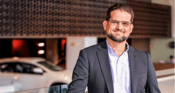 RevistaSumma's tweet card. Con una apuesta audaz por la calidad, el servicio y la innovación, la empresa no solo sigue siendo la número uno en venta de vehículos del país sino todo un referente de la movilidad segura, limpia...