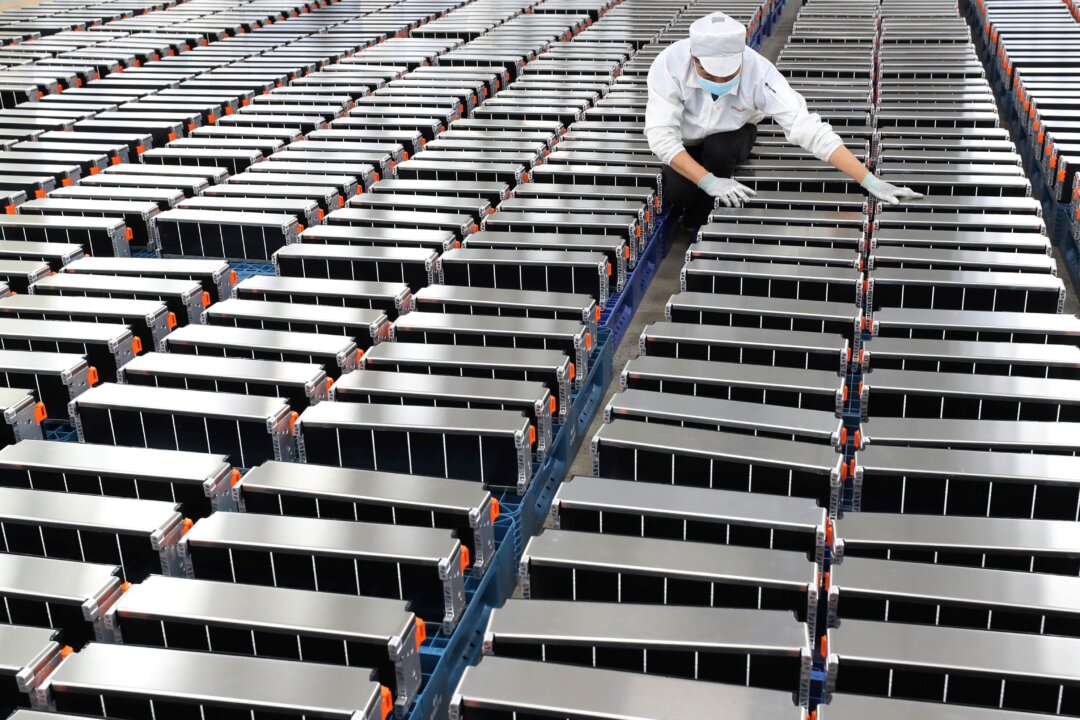 EpochTimesChina's tweet card. Experts say the new batteries, which use sodium instead of lithium, can help minimize dependence on China.