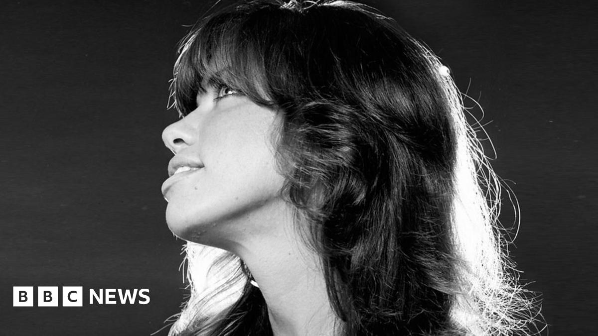 Foruli's tweet card. For the first time ever, Carly Simon sings the fourth verse of her greatest hit, You're So Vain.