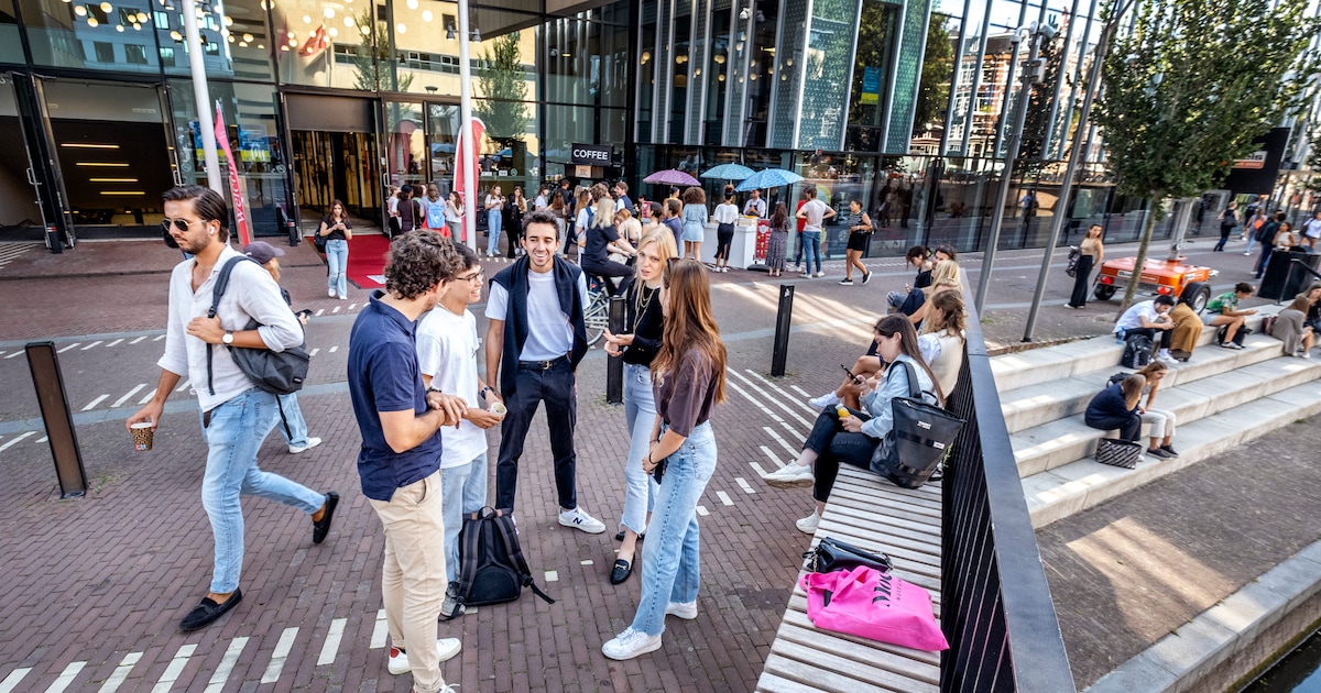 BestuurBon's tweet card. In de discussie over de grote toestroom van buitenlandse studenten worden veel oneigenlijke argumenten gebruikt. Dat universiteiten vervolgens naar Den Haag wijzen voor de oplossing is onterecht,...