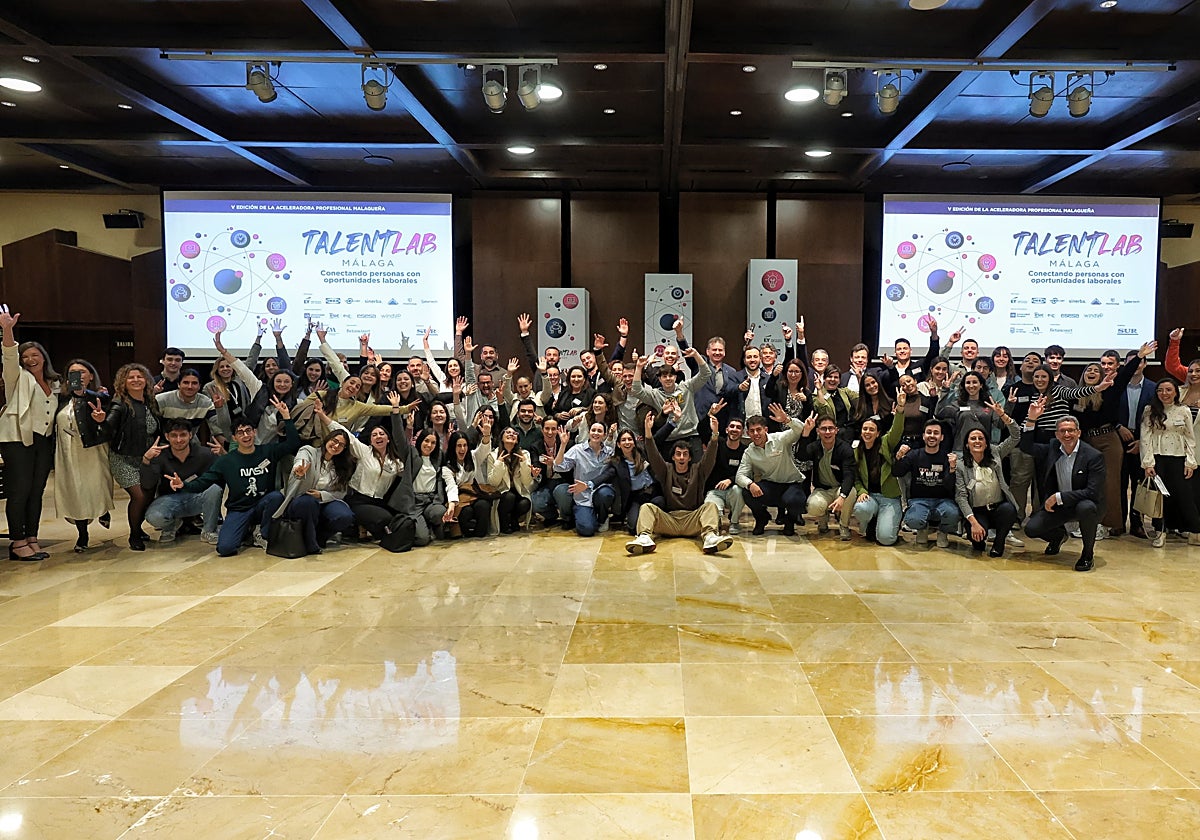 DiarioSUR's tweet card. El proyecto formativo de SUR conecta a jóvenes y empresas punteras de la provincia, en un primer día que aborda la mejora en los llamados 'soft skills', lo que «nos hace