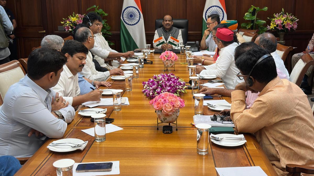 TamilTheHindu's tweet card. மக்களவை தலைவர் ஓம் பிர்லா தலைமையில் நடைபெற்ற அனைத்து கட்சி கூட்டத்தில் சுமுக உடன்பாடு எட்டப்பட்டது. இதன்படி ஜூலை 28 முதல் மக்களவை வழக்கம்போல செயல்படும் என்று எதிர்பார்க்கப்படுகிறது.