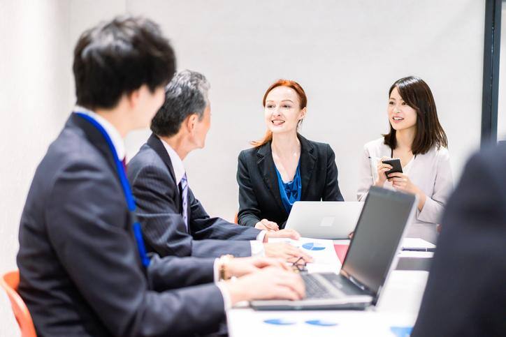 LinguaLinx's tweet card. Discover what consecutive interpretation is and how it works. Understand its common uses, and how it supports business meetings, legal proceedings and more