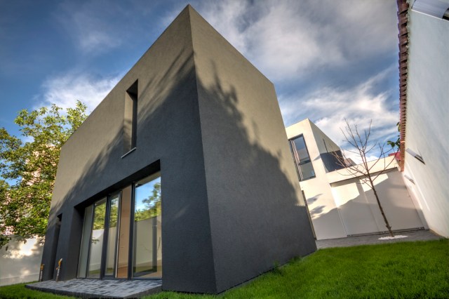 gpconstruct's tweet card. Ne mandrim cu faptul ca aceasta vila va aparea in cateva zile intr-o prestigioasa revista de arhitectura (deocamdata nu va spunem in care, nu vrem sa stricam surpriza :) (Later edit: A aparut! Este…