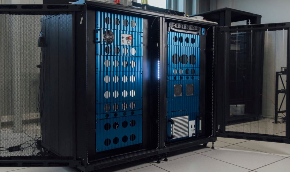 LaTribune's tweet card. REPORTAGE. La France pourra-t-elle donner naissance au prochain Nvidia du quantique ? Quandela veut y croire. Son atelier d'assemblage à Massy, qui fabrique déjà des ordinateurs quantiques, montera...