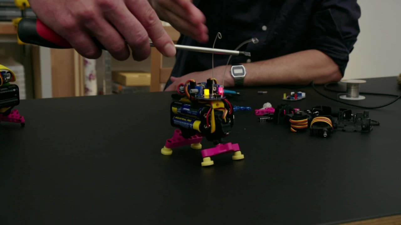 LabJetpack's tweet card. Zwei Robotik-Forscher aus Berlin haben einen Bausatz entwickelt, mit dem Kinder ab acht Jahren ihren eigenen kleinen Roboter bauen können. Statt auf Rollen, wie die meisten anderen Bausätze, bewegt...