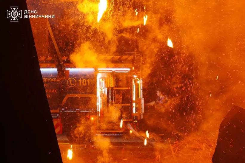 pol_presi's tweet card. "Недостатньо підіймати свої винищувачі у повітря під час чергової російської атаки по українських містах. Треба допомогти Україні закрити небо від російських дронів та ракет надійним щитом", –...